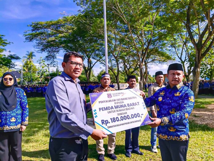 Perwakilan Bank Sultra Cabang Kambara menyerahkan bantuan CSR Rehabilitasi Masjid kepada Bupati Muna Barat, La Ode Darwin.