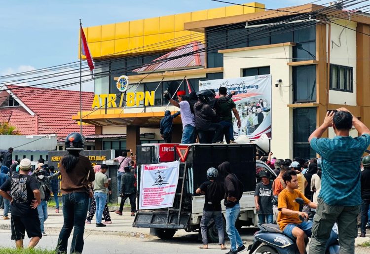 Masyarakat berunjuk rasa di depan Kantor BPN Kota Kendari, Selasa (18/11/2025). Foto : Agus Setiawan