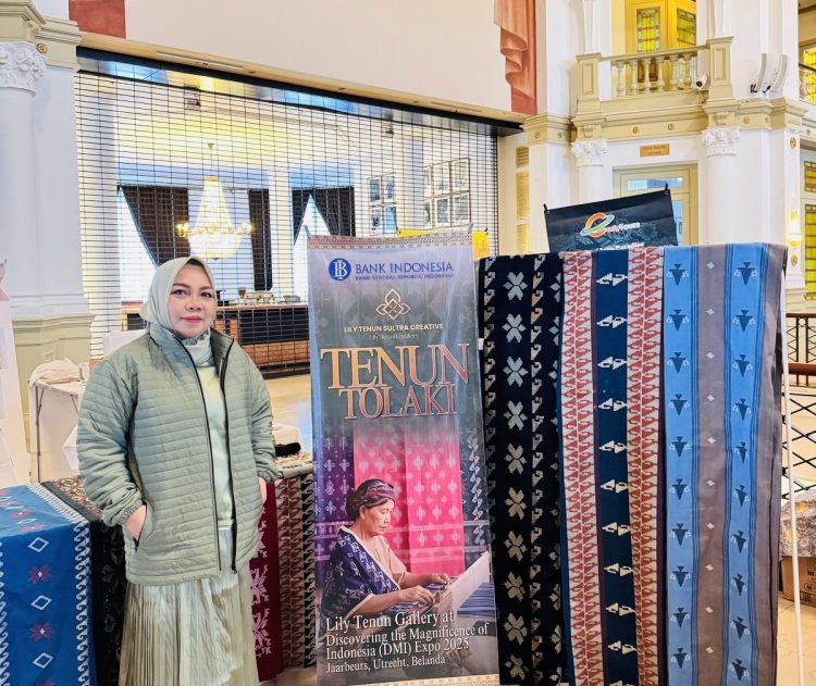 Owner Lily Tenun Kendari, Trinop Tijasari memperkenalkan Kain Tenun Tolaki di Belanda. Promosi kain tenun Tolaki di Eropa ini tak lepas dari dukungan Bank Indonesia dan Bank Sultra serta Pemprov Sultra.