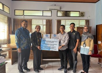 Jasa Raharja Gandeng Dinsos Kendari Serahkan Bantuan Sembako kepada Veteran di Momentum Hari Pahlawan