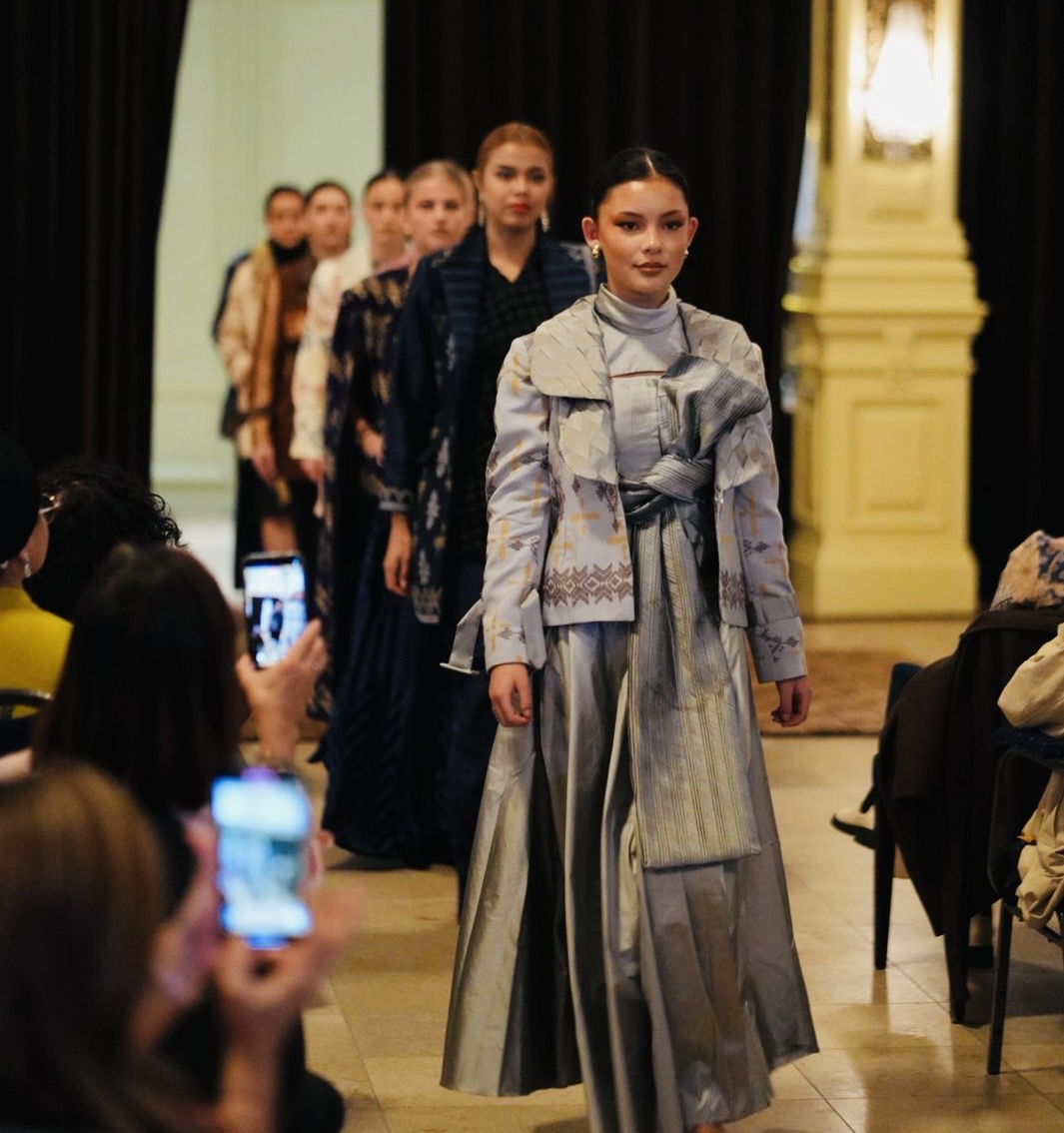 Julie Kaimuddin Bawa Tenun Sobi Sulawesi Tenggara "Terbang" ke Pasar Eropa