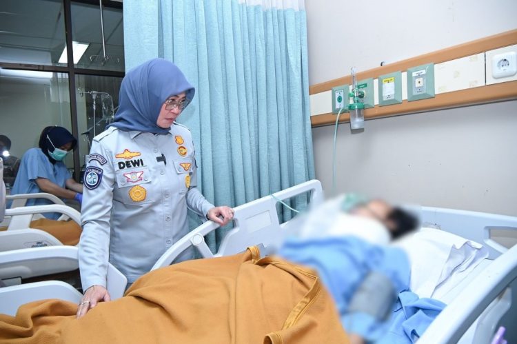 Plt Dirut Jasa Raharja, Dewi Aryani Suzana menjenguk korban kecelakaan beruntun di Tol Cipali Purwakarta.