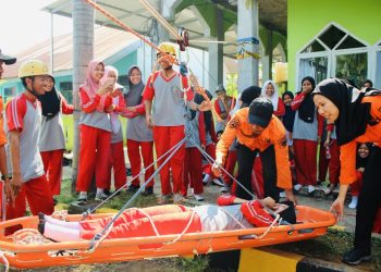 Pertamina Patra Niaga Sulawesi Hadirkan Simulasi Siaga Bencana Seru di SMA 8 Mandai