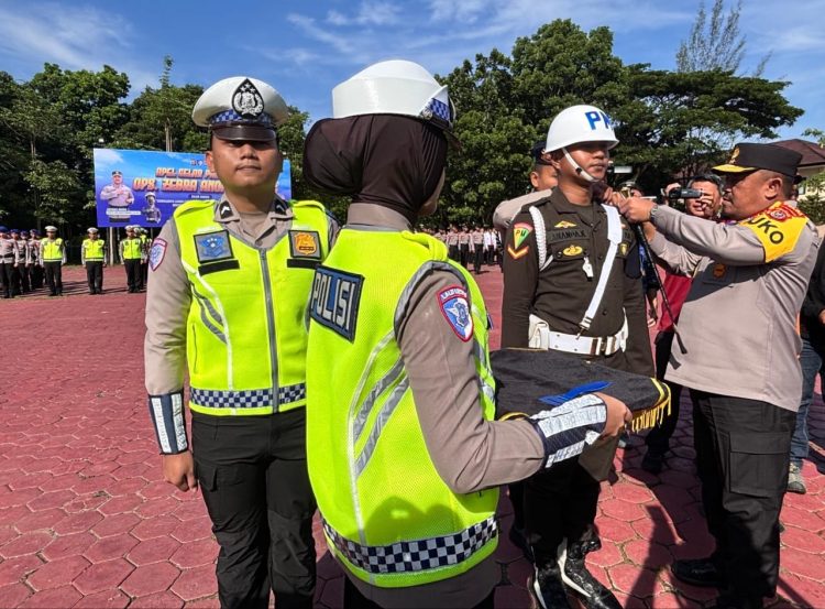 Kapolda Sultra, Irjen Pol Didik Agung Widjanarko menyematkan menyematkan pin Operasi Zebra Polda Sultra 2025.