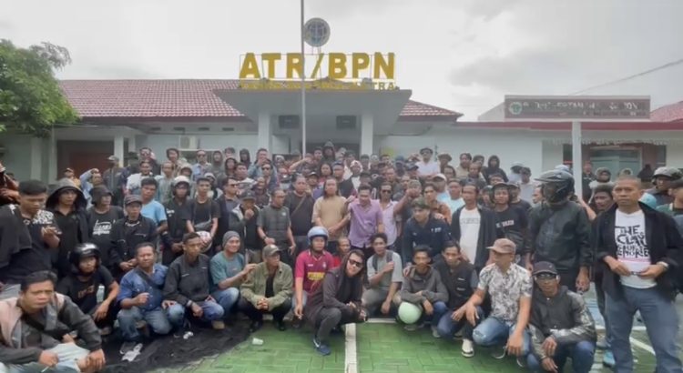 Foto bersama Relawan Keadilan dan Kuasa Khusus Kopperson, Fianus Arung di depan Kantor BPN Kota Kendari.