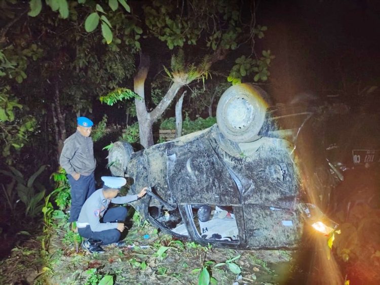 Sebuah minibus menabrak pagar pekarangan warga di Desa Kombikuno Muna Barat.