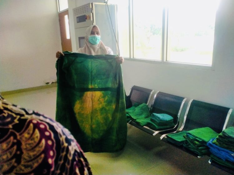 Petugas Medis RS Baharuddin Muna memperlihatkan baju operasi yang bernoda. Pansus DPRD Muna menilai pakaian tersebut tidak layak pakai.