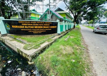 Warga Belakang MAN 1 Kendari Rogoh Kocek Pribadi Bersihkan Lingkungan