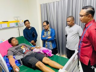 Kadis Kominfo Sultra, Andi Syahrir bersama Direktur RS Jantung dr. Agus Purwo Hidayat menjenguk wartawan yang menjadi korban kecelakaan di Kawasan RS Jantung, Kamis (19/02/2026). Foto : Agus Setiawan