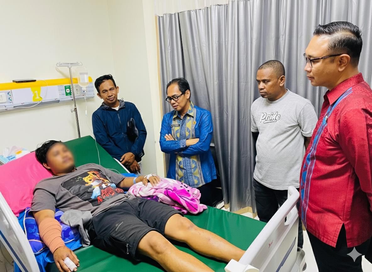 Kadis Kominfo Sultra, Andi Syahrir bersama Direktur RS Jantung dr. Agus Purwo Hidayat menjenguk wartawan yang menjadi korban kecelakaan di Kawasan RS Jantung, Kamis (19/02/2026). Foto : Agus Setiawan