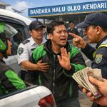 Driver Transportasi Online Keluhkan Dugaan Denda dan Intimidasi di Bandara Halu Oleo