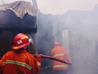 Kebakaran Hanguskan Rumah di BTN DPR Kendari