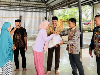 SMK Negeri 2 Kendari Tebar Kebaikan di Bulan Ramadan, Sembako Dibagikan ke Warga Kurang Mampu