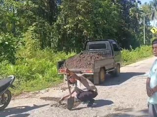 Polisi Tambal Jalan Berlubang, Aksi Nyata Cegah Kecelakaan di Lasalimu Buton