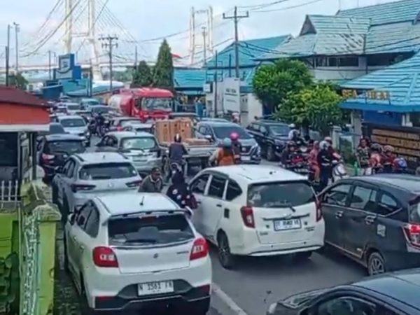 Tidak Ada Pengaturan Naik-Turun Penumpang, Depan Pelabuhan Nusantara Kendari Macet Parah
