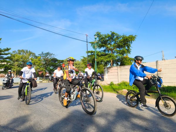 Kakanwil Kemenag Sultra Resmi Luncurkan Gerak Emas, ASN Diajak Sehat dan Hemat Lewat Bersepeda