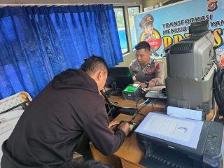 Ditlantas Polda Sultra Jemput Bola, Stand Pelayanan Diserbu Warga di Kendari