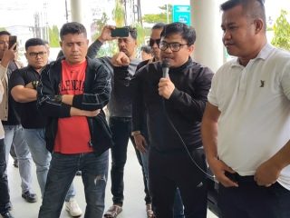 Warga Konawe Utara Geruduk PLN UP3 Kendari, Murka Akibat Strom Tak Stabil Rusakkan Elektronik
