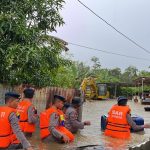 Brimob Polda Sultra Bergerak Cepat Evakuasi Korban Banjir di Kendari, Perahu Karet Diterjunkan ke Permukiman Warga