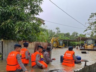 Brimob Polda Sultra Bergerak Cepat Evakuasi Korban Banjir di Kendari, Perahu Karet Diterjunkan ke Permukiman Warga