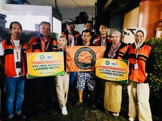 Lazismu Sultra dan Kartana Kendari Salurkan Sembako di Tengah Hujan Deras, Tebar Kepedulian untuk Warga Lalolara