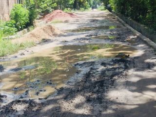 Jalan Rusak, Warga Tobimeita Keluhkan Sikap Kelurahan yang Slow Respon
