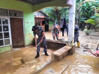 Komandan Lanal Kendari Arahkan Pemulihan Pasca Banjir Kali Wanggu Kota Kendari