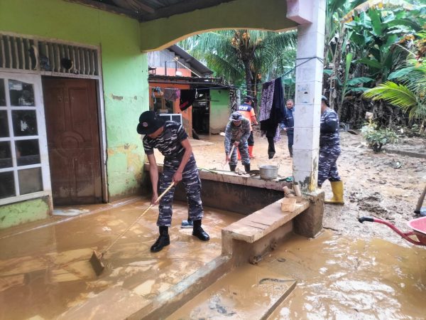 Komandan Lanal Kendari Arahkan Pemulihan Pasca Banjir Kali Wanggu Kota Kendari
