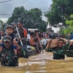 Kodim 1417/Kendari Terjun Bantu Warga Terdampak Banjir di Lepo-Lepo
