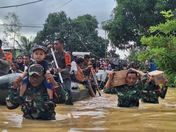 Kodim 1417/Kendari Terjun Bantu Warga Terdampak Banjir di Lepo-Lepo