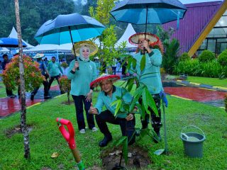 Wali Kota Kendari Siska Karina Imran dan Delegasi UCLG ASPAC 2026 Tanam Pohon di Kebun Raya, Simbol Komitmen Lingkungan Global