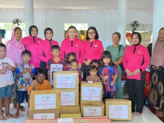 Bhayangkari Sultra Salurkan 150 Paket Bantuan untuk Korban Banjir di Bantaran Kali Wanggu