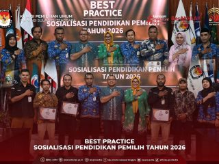 KPU Sultra Anugerahkan “Best Practice 2026” kepada Enam KPU Kabupten/Kota