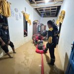 Damkar Gerak Cepat Sedot Air dan Lumpur Dampak Banjir di Kendari
