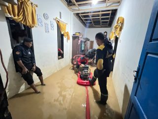 Damkar Gerak Cepat Sedot Air dan Lumpur Dampak Banjir di Kendari