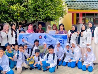 Mahasiswa Apoteker UHO Edukasi PHBS di SDN 100 Kendari, Siswa Antusias Ikuti Pembelajaran Interaktif