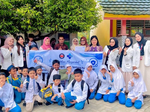 Mahasiswa Apoteker UHO Edukasi PHBS di SDN 100 Kendari, Siswa Antusias Ikuti Pembelajaran Interaktif