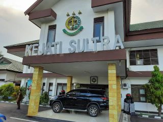 Kejati Sultra Sayangkan Aksi Anarkis Saat Demonstrasi Kasus Dugaan Korupsi Jembatan Cirauci, Satu Pegawai Terluka di Kepala