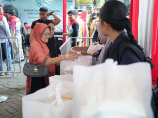 Pertamina Patra Niaga Regional Sulawesi Salurkan 1.000 Paket Sembako melalui Program Pasar Murah di Makassar