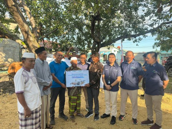 Sambut Hari Raya Idul Adha 1447 H, Pelindo Terminal Petikemas Kendari Serahkan Bantuan Hewan Kurban untuk Masyarakat Bungkutoko