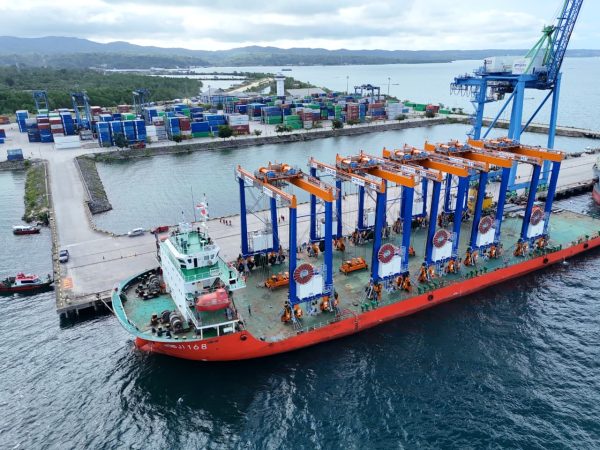 Pangkas Waktu Tunggu Kapal, Terminal Petikemas Kendari Operasikan Electric Rubber Tyred Gantry (E-RTG)