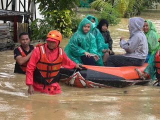 Basarnas Kendari Evakuasi Warga Terdampak Banjir Sungai Wanggu