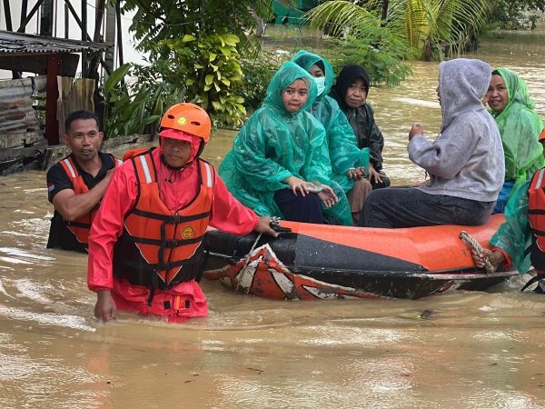 Basarnas Kendari Evakuasi Warga Terdampak Banjir Sungai Wanggu
