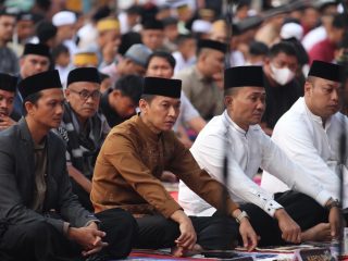 Sinergi dalam Doa: Kapolda Sultra dan Masyarakat Larut dalam Kekhusyukan Salat Iduladha 1447 H di Lapangan Presisi