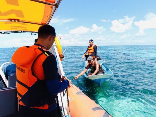Basarnas Selamatkan Nelayan yang Mengalami Mesin Mati di Perairan Karang Kapota Wakatobi