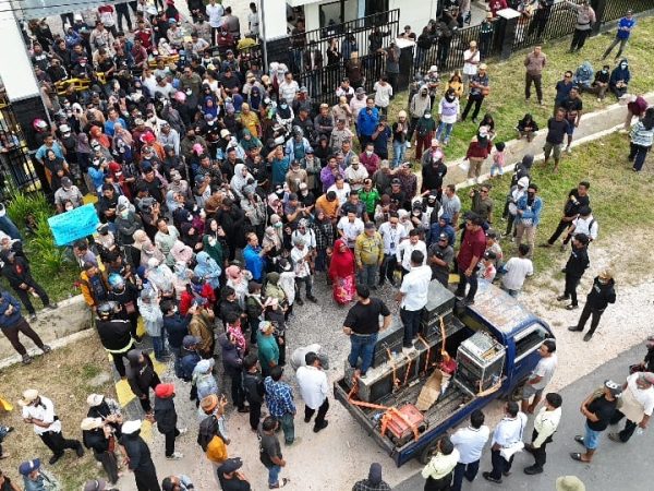 Ribuan Warga Torobulu Konawe Selatan Datangi PN Andoolo, Bersatu Beri Dukungan Moril dan Pembelaan untuk PT WIN