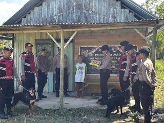 Sambut HUT Polsatwa ke-67, Unit Polsatwa Polda Sultra Gelar Bakti Sosial dan Bagikan Sembako kepada Warga