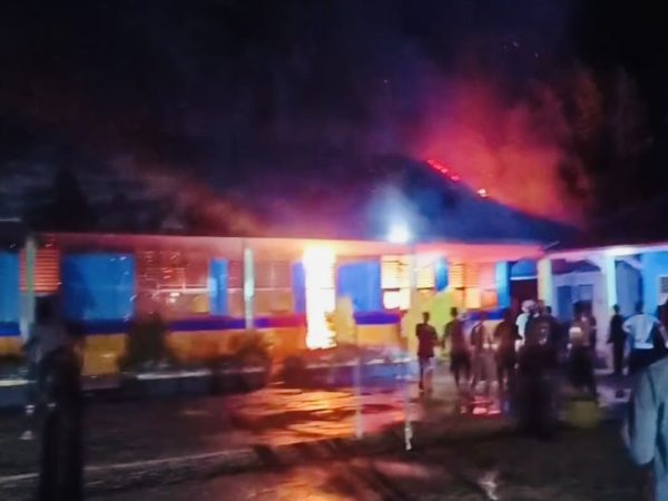 SDN 1 Wantulasi Buton Utara Dilalap Si Jago Merah, Warga Padamkan Api Pakai Alat Penyemprot Hama
