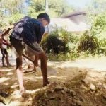 Bosan Makan Debu dan Janji Manis, Warga Tobimeita Kendari Patungan Perbaiki Jalan Rusak