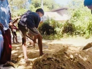 Bosan Makan Debu dan Janji Manis, Warga Tobimeita Kendari Patungan Perbaiki Jalan Rusak